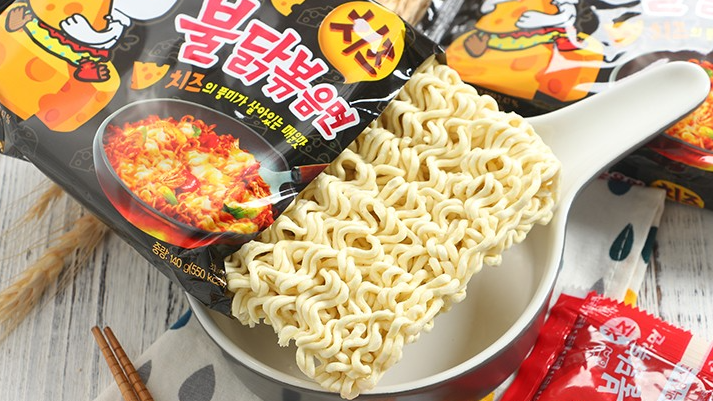 三养火鸡面的辣味风靡全球，引领方便面新趋势