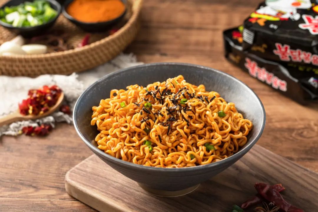 三养火鸡面的辣味风靡全球，引领方便面新趋势